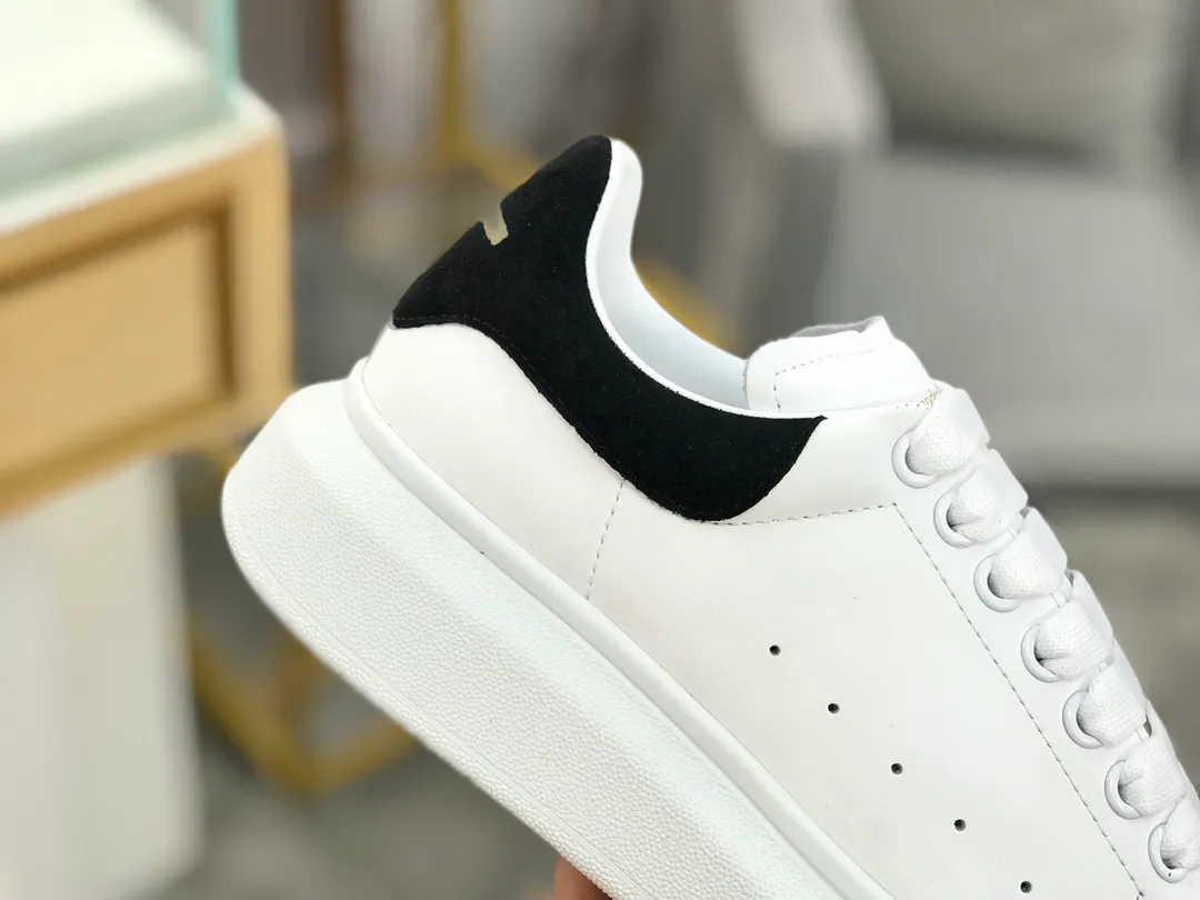 👟👟Ex-factory price 480👟👟McQueen Yang Jingwei is crazy about white shoes ❤️More than 150 types of layouts, making the top quality in the market. McQueen Alexander mcqueen's classic star popular all-match white shoes, whoever wears them will look better√ One of the most photographed shoes in street photography 〰 Tell the babies loudly that my outsole is the original custom-made matte outsole. The rubber foam outsole has a certain degree of hardness and resilience. It is comfortable to walk and has a great foot feel‼ ️(Please distinguish between soft 👟👟 ex-factory price u or yellowed raw rubber soles in the market) 〰 Original version matching, original customization, imported matte silk cowhide from Italy, imported full-grain cowhide for lining feet, discreet thick sole design, about 4cm, easy to wear on long legs 〰Size: Female size 34-40m (34, 40 customized, non-refundable) Male size 38-44 (38, 44 customized, non-refundable)